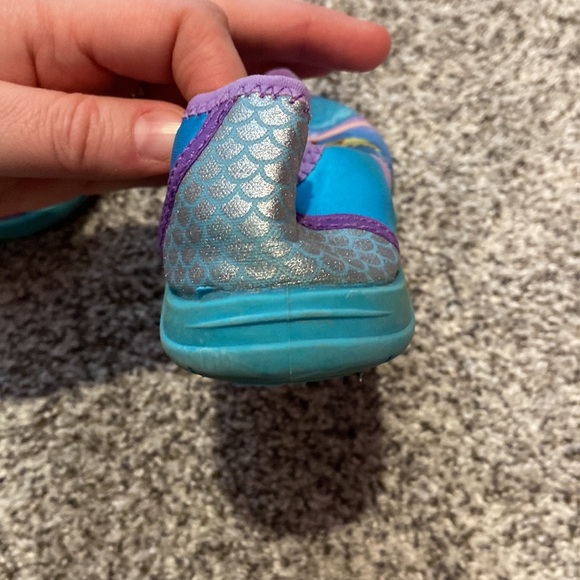 11–12 little girls,swim shoes-perfect for the lake/ ocean Disney little mermaid - Picture 12 of 13